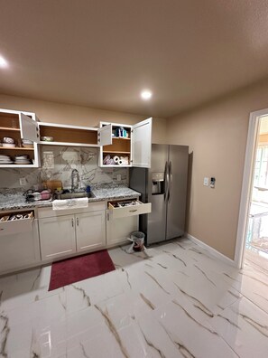 Private kitchen - Charming guest house just built in delightful se Houston AC internet included (Houston)