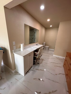 Interior - Charming guest house just built in delightful se Houston AC internet included (Houston)