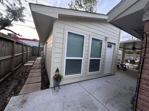 Exterior detail - Charming guest house just built in delightful se Houston AC internet included (Houston)