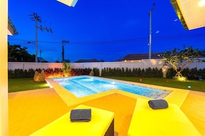 室外泳池；躺椅