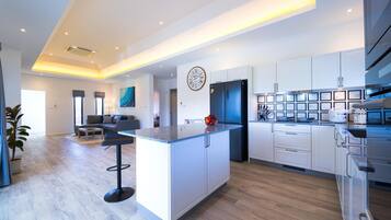 Huvila, 3 makuuhuonetta, yksityinen uima-allas, näköala puutarhaan | Yksityinen keittiö