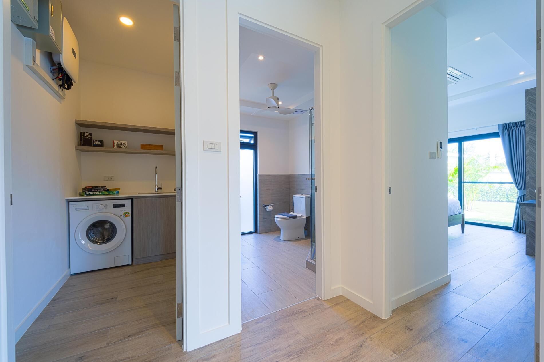 Um apartamento moderno com área de lavanderia, banheiro e uma ampla sala de estar com vista.