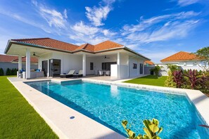 Outdoor pool, pool loungers - New Modern 3 Bedroom Villa MB35 (Hua Hin)