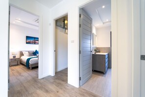 خزنة داخل الغرفة وستائر تعتيم ومكواة/لوح كي وواي فاي مجانًا