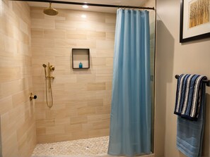 Bruser, hårtørrer, håndklæder, Sæbe