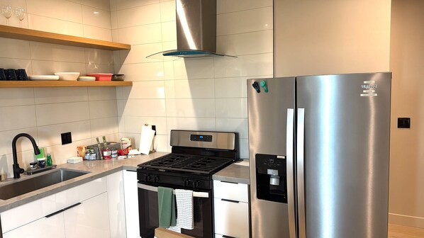 Fridge, microwave, stovetop, dishwasher