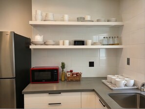 Køleskab, mikrobølgeovn, kogeplade, opvaskemaskine