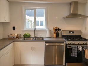 Kühlschrank, Mikrowelle, Herdplatte, Geschirrspüler