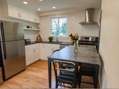 Stylish Stay Minutes from LA Hotspots, near USC