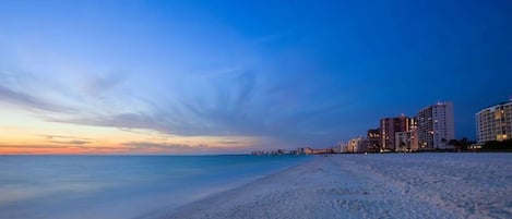 Una spiaggia nelle vicinanze, lettini da mare, teli da spiaggia