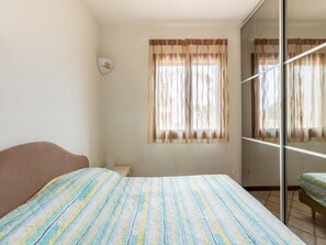 Căn hộ | 1 phòng ngủ, trang bị nội thất với thiết kế riêng biệt, bộ trải giường 
