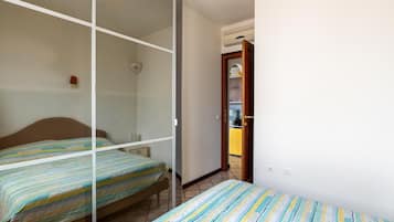 1 habitación, muebles diferentes y ropa de cama