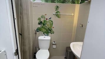 Haartrockner, Handtücher, Seife, Toilettenpapier