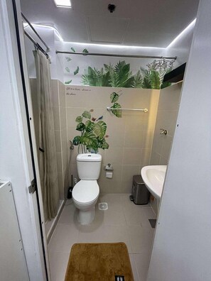 مجففات شعر، مناشف، صابون، ورق حمّام