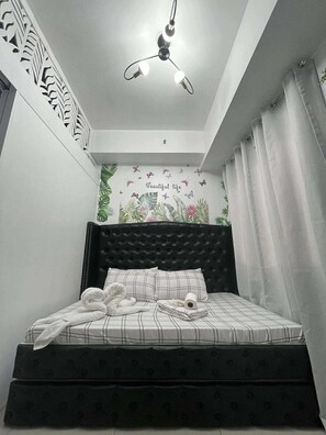 1 bedroom, iron/ironing board, WiFi, bed sheets - A Comfortable 1-BR Condo Unit Steps to SM North EDSA and near North Avenue MRT (Quezon City)