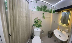 مجففات شعر، مناشف، صابون، ورق حمّام