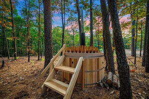 Ein Whirlpool im Wald, verbunden mit einer Holztreppe.