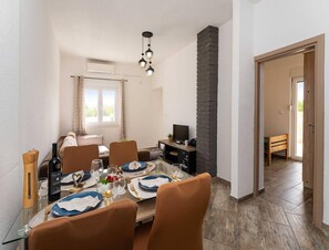 House | Dining - Rural Villa Retreat Near Benkovac (Benkovac)