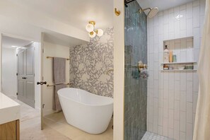 Shower, jetted bath, hair dryer, towels - Family-Friendly Denver Gem - Walk to Cafés & Park (Denver)