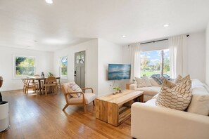 Living area - Family-Friendly Denver Gem - Walk to Cafés & Park (Denver)