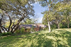 Property grounds - 4-Bedroom Cowboy Retreat Steps from Zilker Park (Austin)