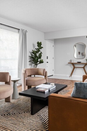 Smart TV, chimenea y estéreo 