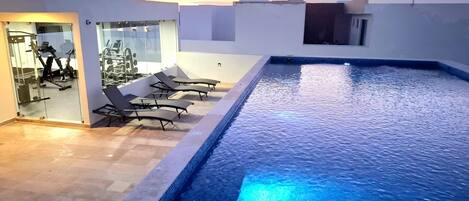 حمّام سباحة خارجي، حمّام سباحة مُدفَّأ