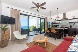 TV - Seahorse Escape- Stunning Beachfront Escape – 4 Luxury Condos or 1 Expansive 5-Bedroom Retreat (Roatan)