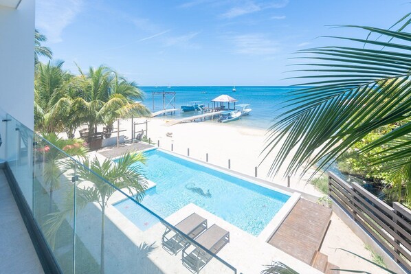 Pool - Seahorse #4 - sophisticated beachfront living (Roatan)