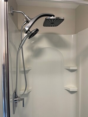 Douche, sèche-cheveux, serviettes fournies, savon