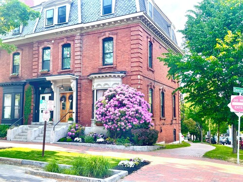 A Cozy 1 Bedroom Gem You'll LOVE!
Sleeps 4, Pet Friendly, With Parking,