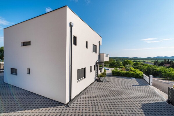 Villa | Exterior - Luxury Villa With Pool and Jacuzzi (Stankovci)
