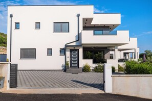 Villa | Exterior - Luxury Villa With Pool and Jacuzzi (Stankovci)
