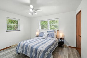 Tabla de planchar con plancha, wifi y ropa de cama 