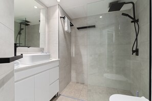 Apartamento | Banheiro | Secador de cabelo, toalhas de banho, sabonete, shampoo