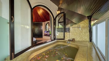 Premium bedding, in-room safe, desk, laptop workspace