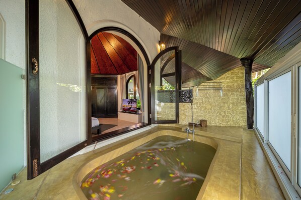 Premium bedding, in-room safe, desk, laptop workspace - Chaweng Bay View Resort by Smith & Appy (Koh Samui)