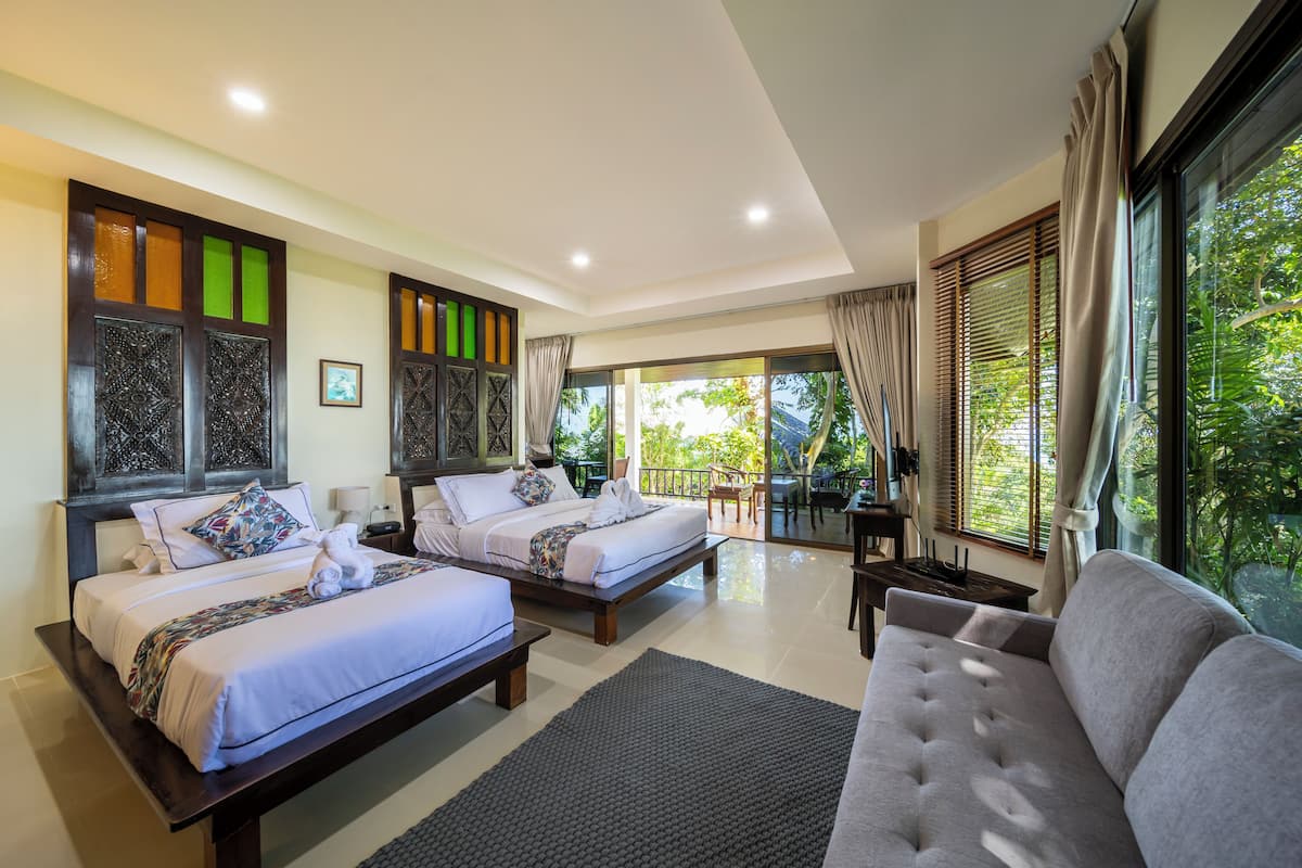 Premium bedding, in-room safe, desk, laptop workspace