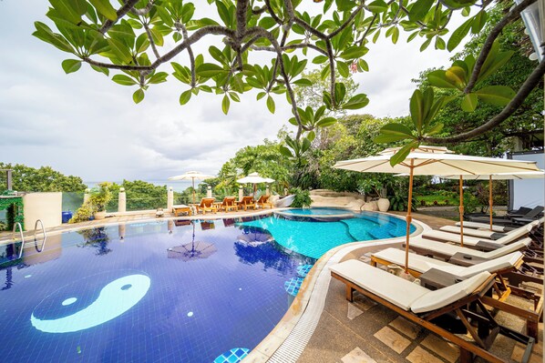 Outdoor pool, open 10:00 AM to 10:00 PM, pool umbrellas, pool loungers - Chaweng Bay View Resort by Smith & Appy (Koh Samui)