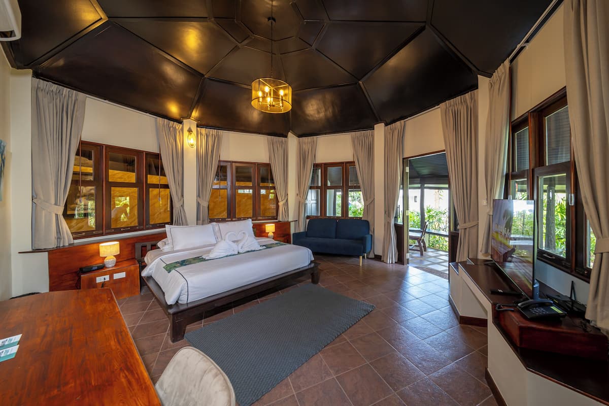 Premium bedding, in-room safe, desk, laptop workspace