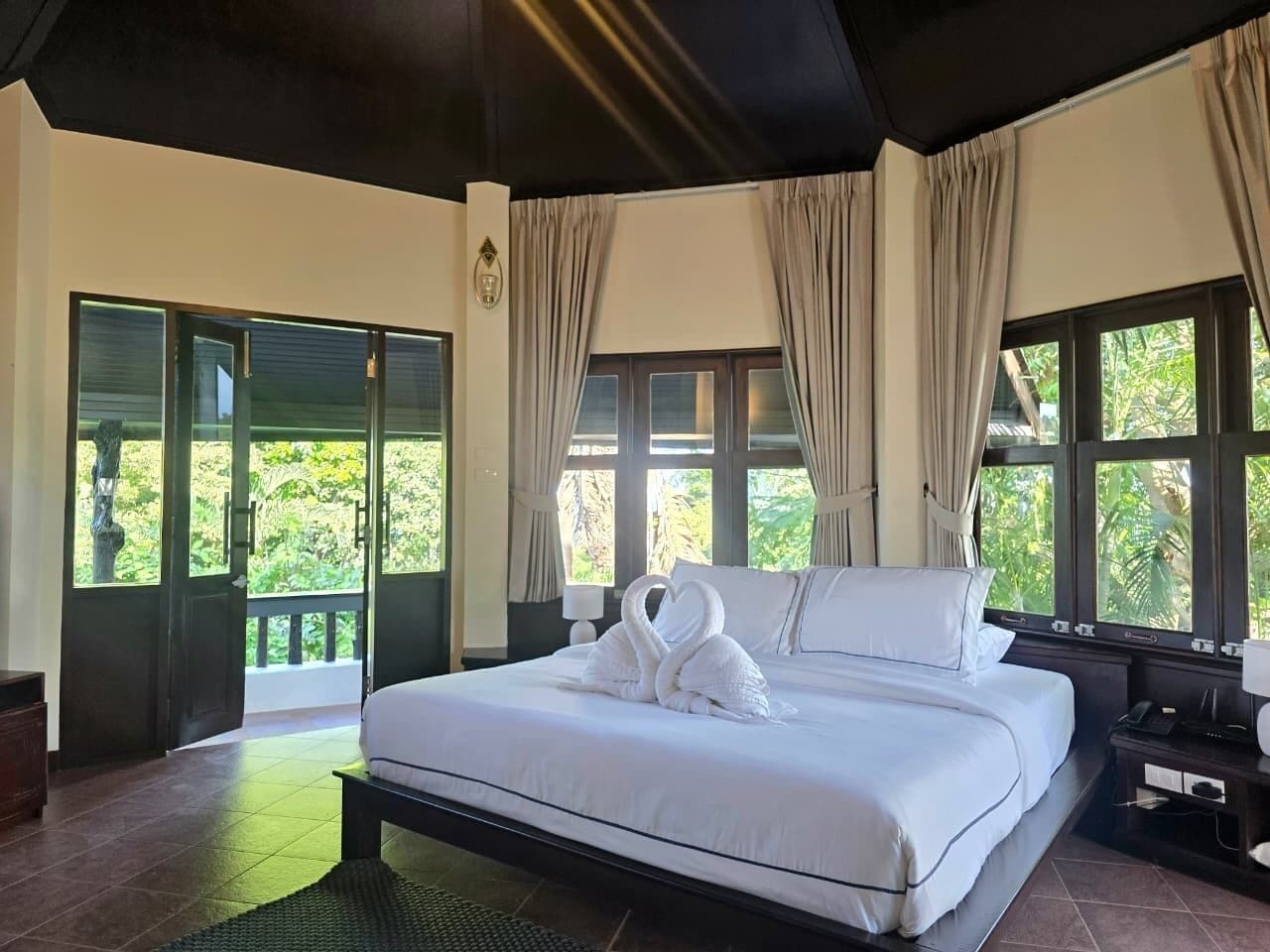 华丽村舍, 阳台, 部分海景 | 高档床上用品、客房内保险箱、办公桌、笔记本电脑工作区