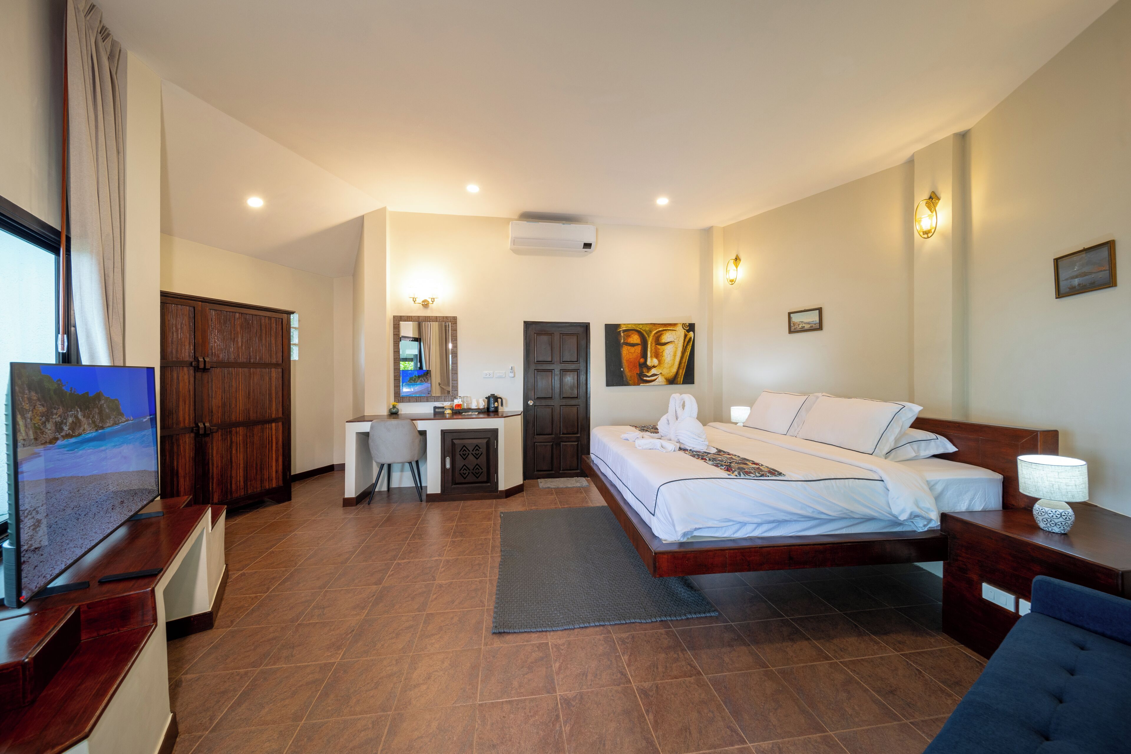 Ropa de cama de alta calidad y caja de seguridad en la habitación 