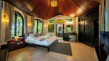 Roupas de cama premium, cofres nos quartos, escrivaninha