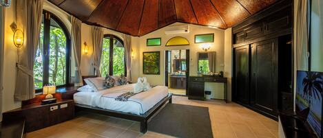 高級寢具、房內夾萬、書桌、手提電腦工作空間