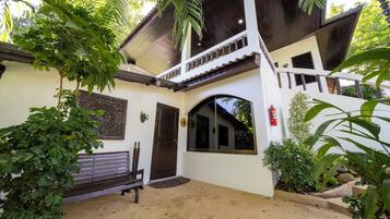 Ropa de cama de alta calidad, caja fuerte, escritorio