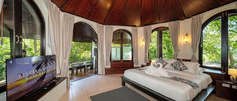 Premium bedding, in-room safe, desk, laptop workspace