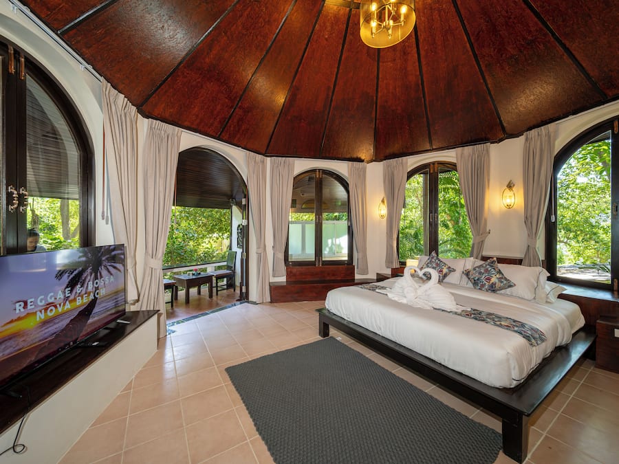 Premium bedding, in-room safe, desk, laptop workspace