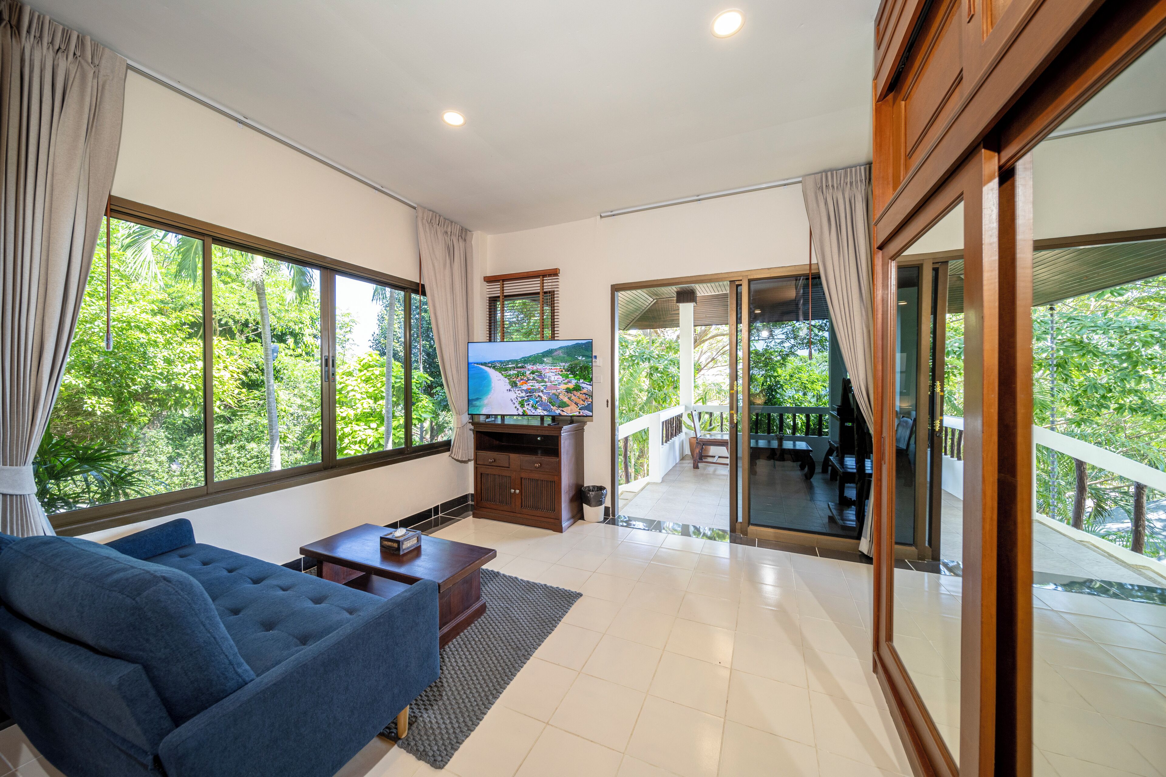 Ropa de cama de alta calidad y caja de seguridad en la habitación 