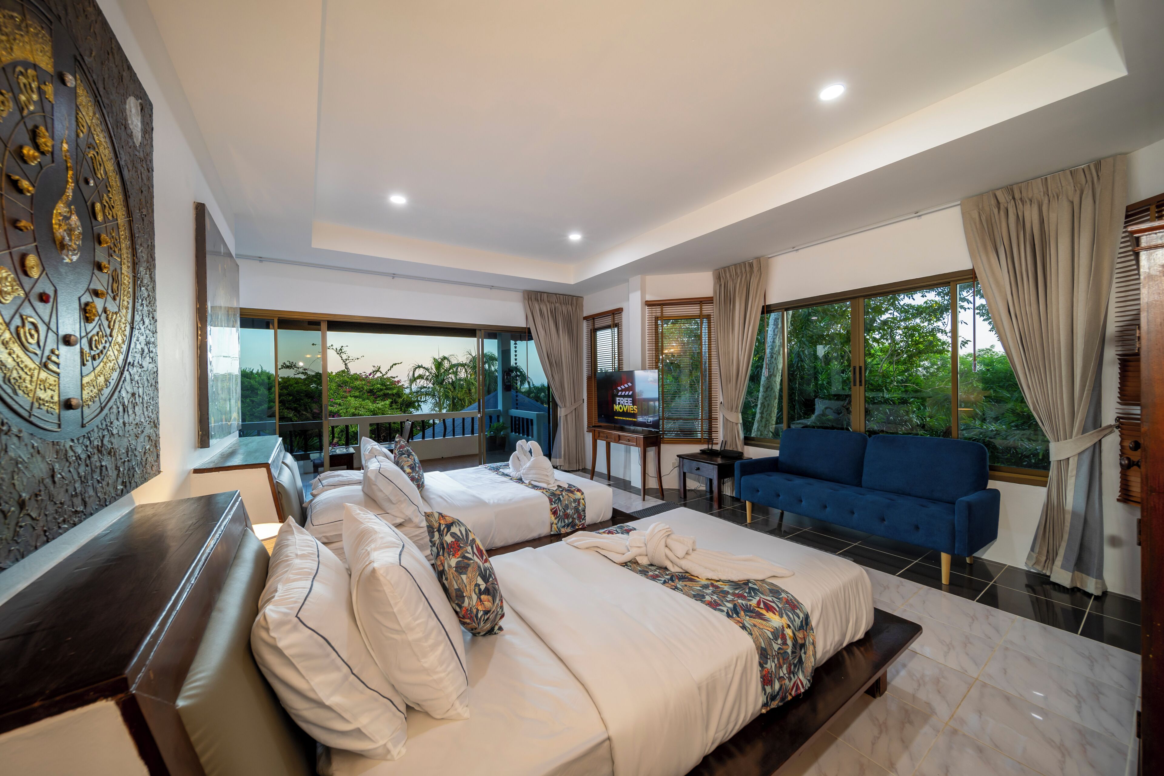 Ropa de cama de alta calidad y caja de seguridad en la habitación 