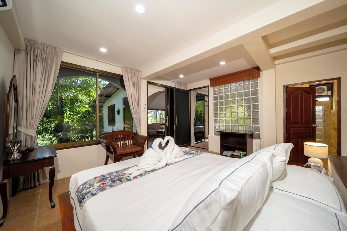 Premium bedding, in-room safe, desk, laptop workspace